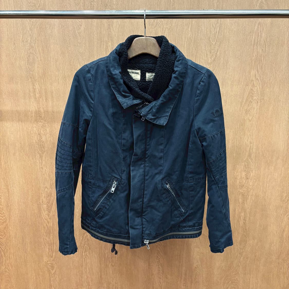 쟈딕 앤 볼테르 하이넥 자켓 플리스 안감 밑단 지퍼 디테일 블랙 상품이미지2