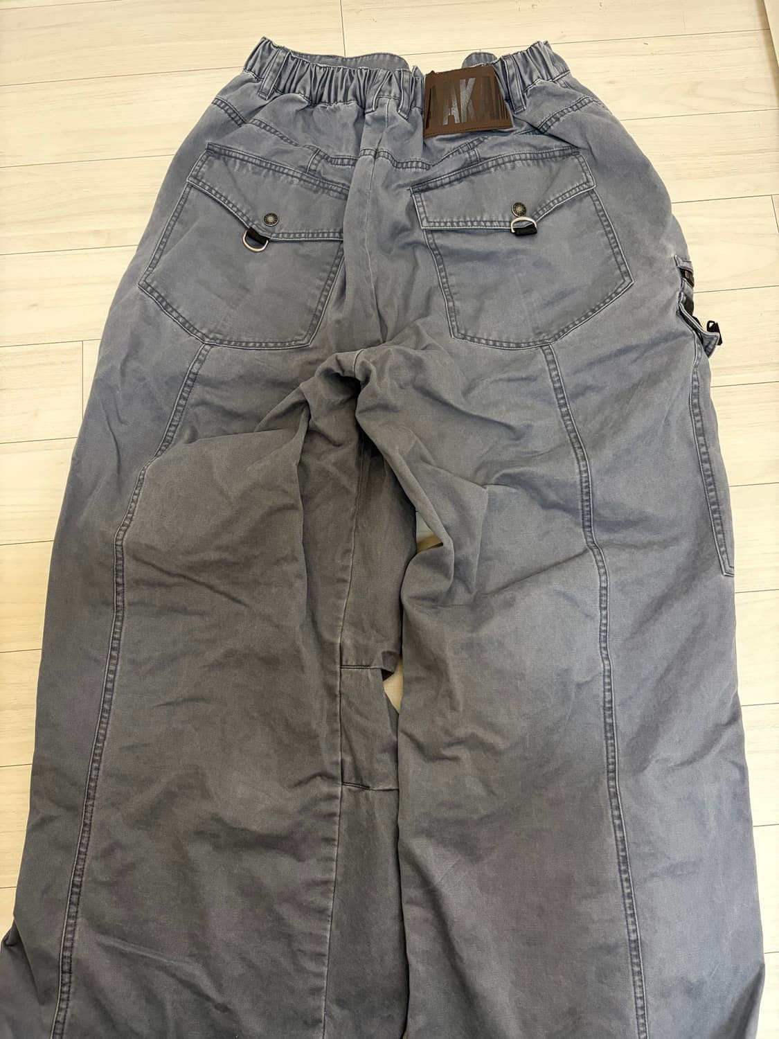 아캄 Knee Pin-Tuck Zippered Cargo Pants 판매 상품이미지4