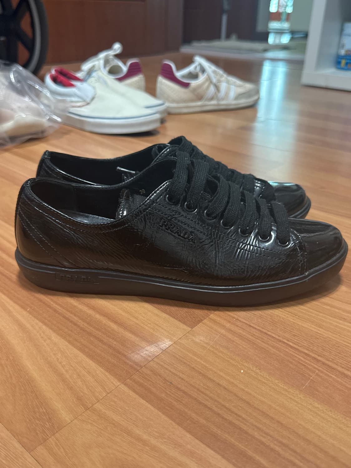 프라다 페이던트 스니커 판매합니다. 상품이미지2