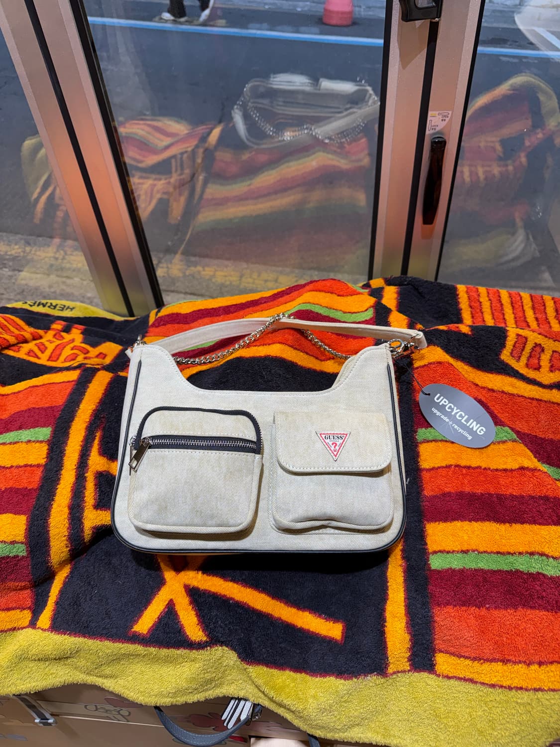 Guess 숄더백 아이보리 상품이미지1