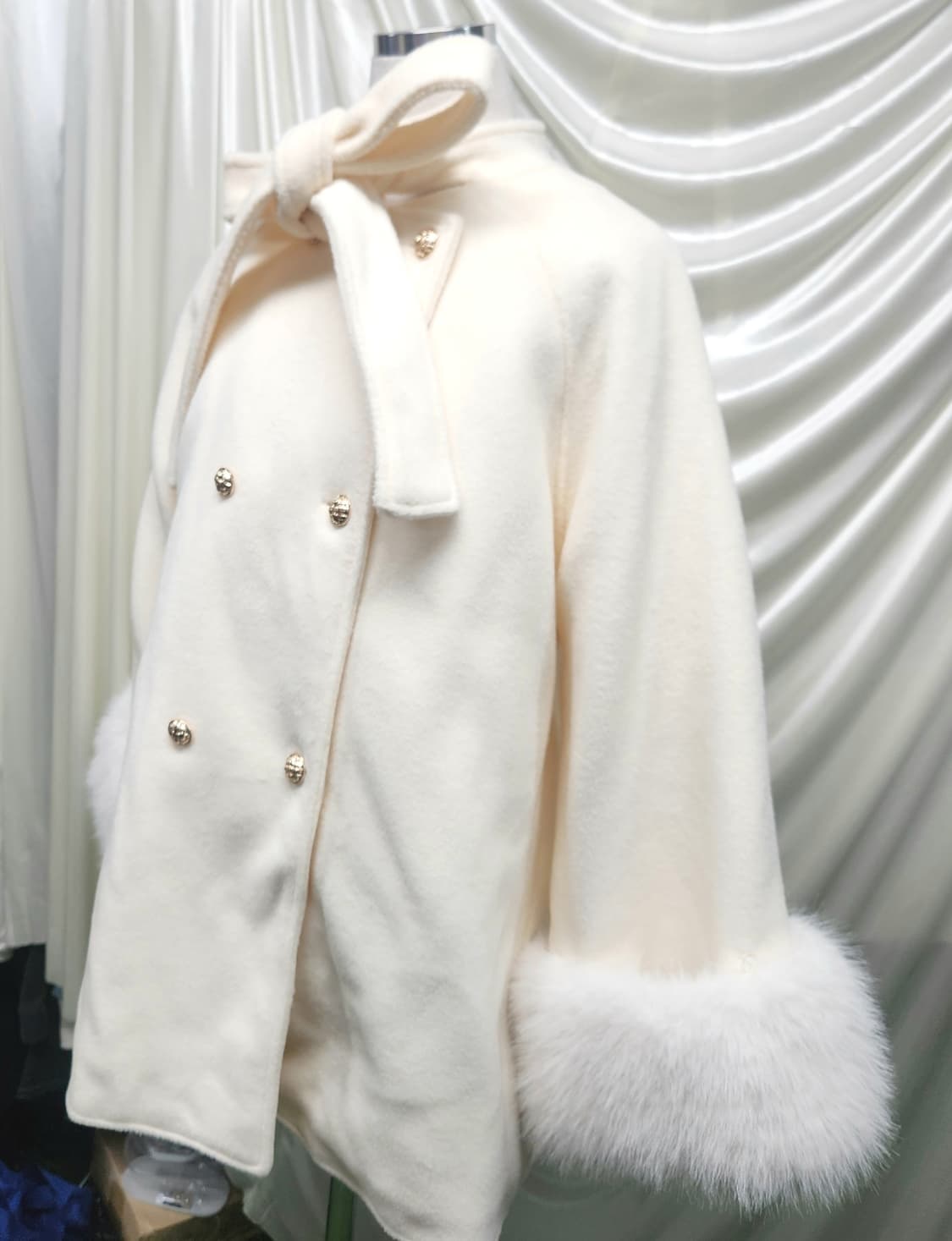 “아이보리 퍼 소매 코트 / 고급스러운 골드버튼 A라인” 상품이미지4