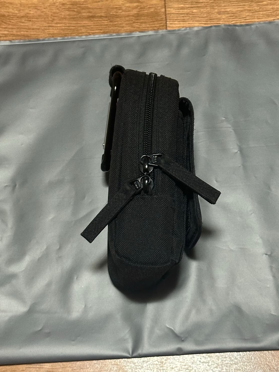 칼하트 카라비너 미니백 (black) 상품이미지5