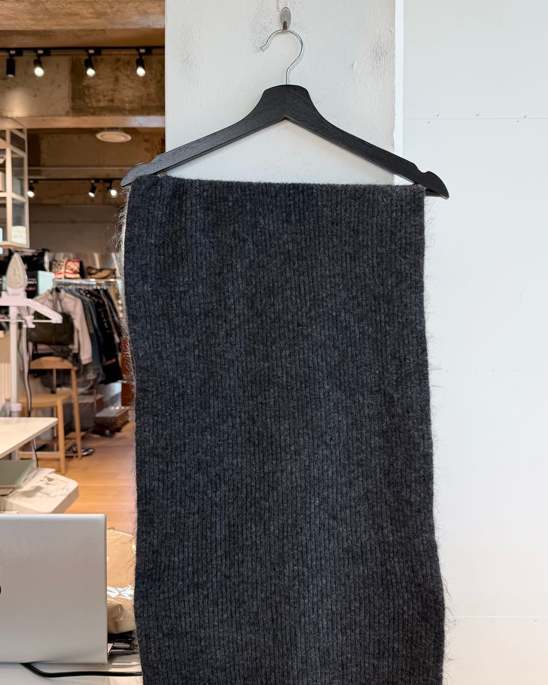 아크네 스튜디오 차콜 모헤어 울 머플러 상품이미지3