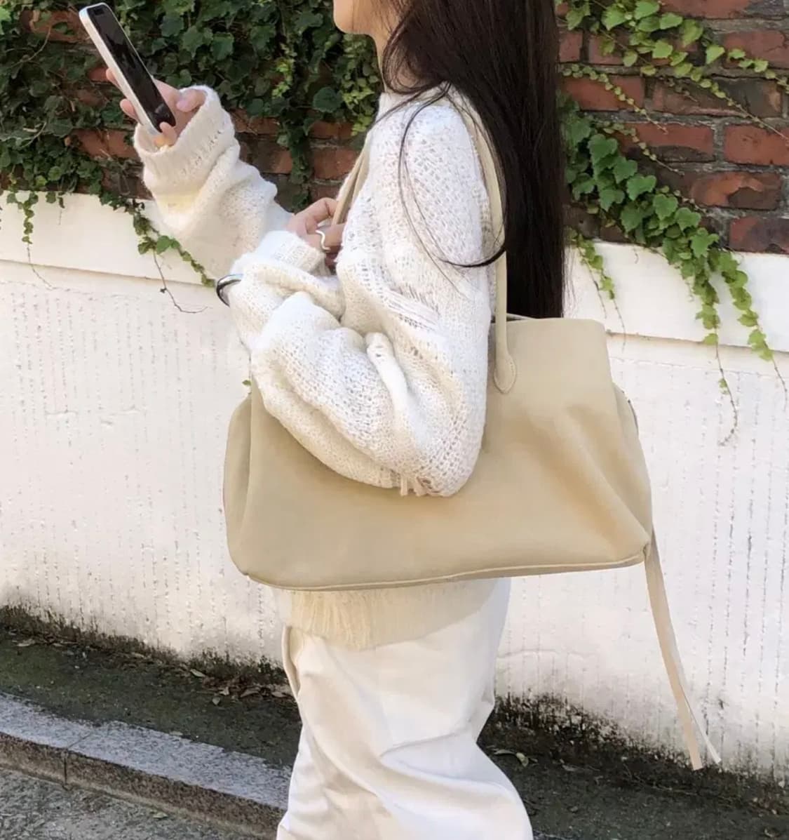 씨유쑨 포켓스웨드백 베이지 상품이미지3