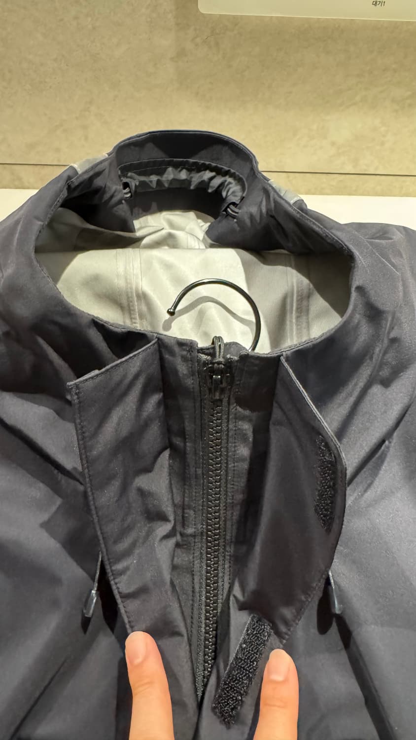 슈프림 고어텍스 테이프드 심 쉘 자켓 블랙 상품이미지4