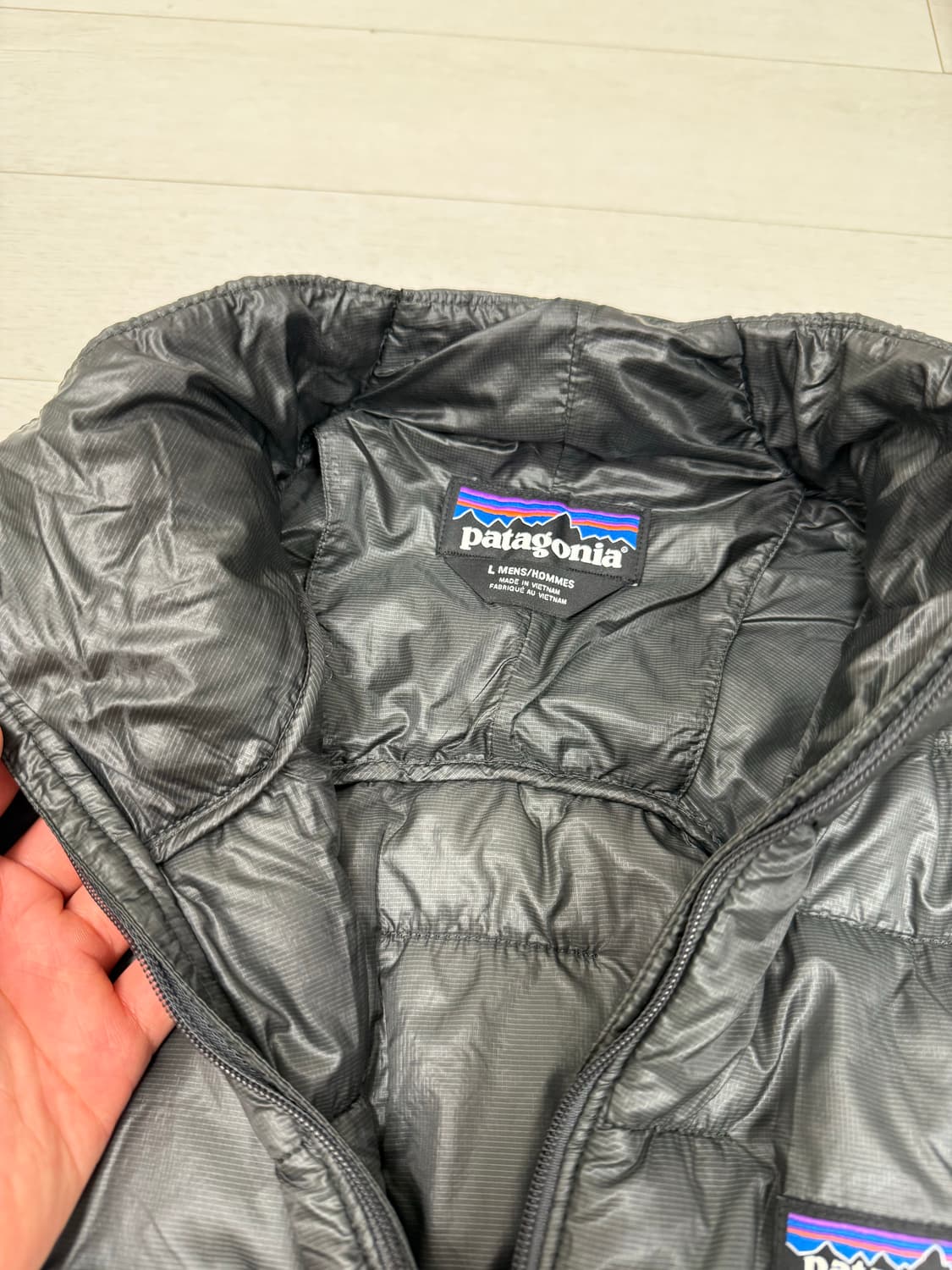 파타고니아 마이크로 패딩 L 사이즈 그레이 색상  하자 없이 상태 좋아요 상품이미지3