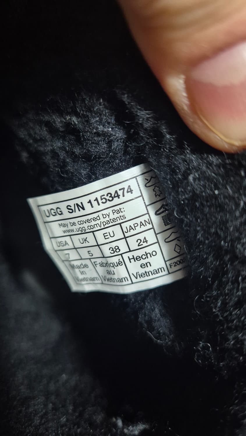 UGG CLASSIC SHORT SHEARLING LOGO 240 상품이미지5