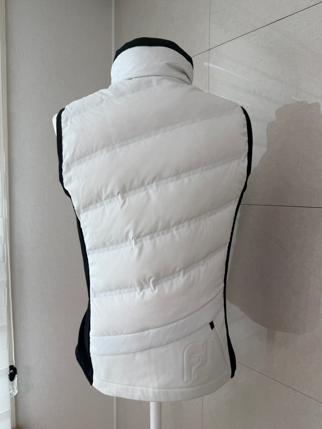 풋조이 FJ 화이트 구스다운 패딩 조끼 S 상품이미지3