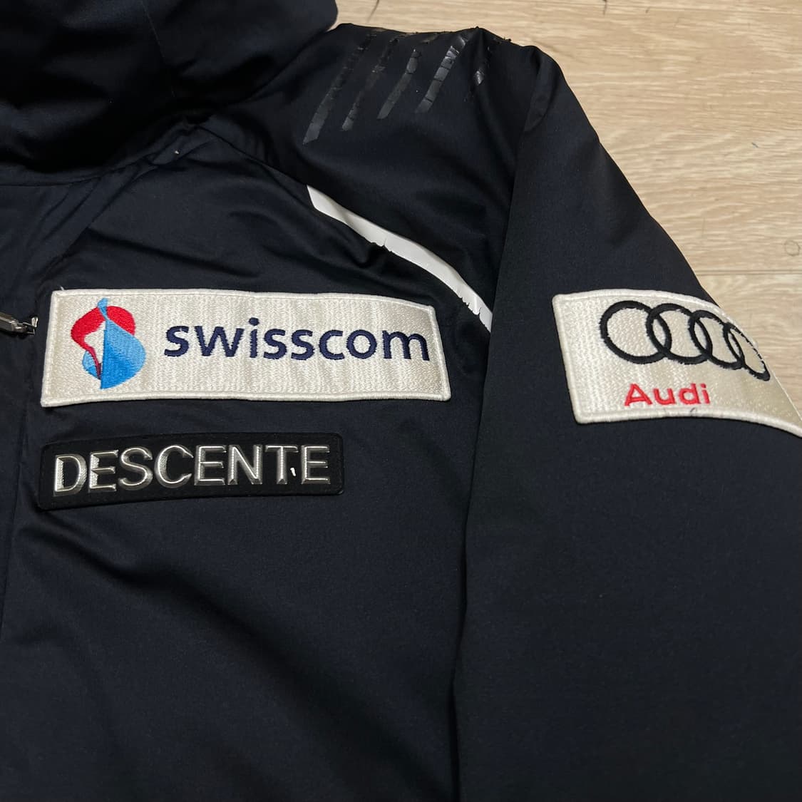 데상트 아우디 덕다운 스폰서패치 스키패딩 점퍼 [블랙] L/100 상품이미지5