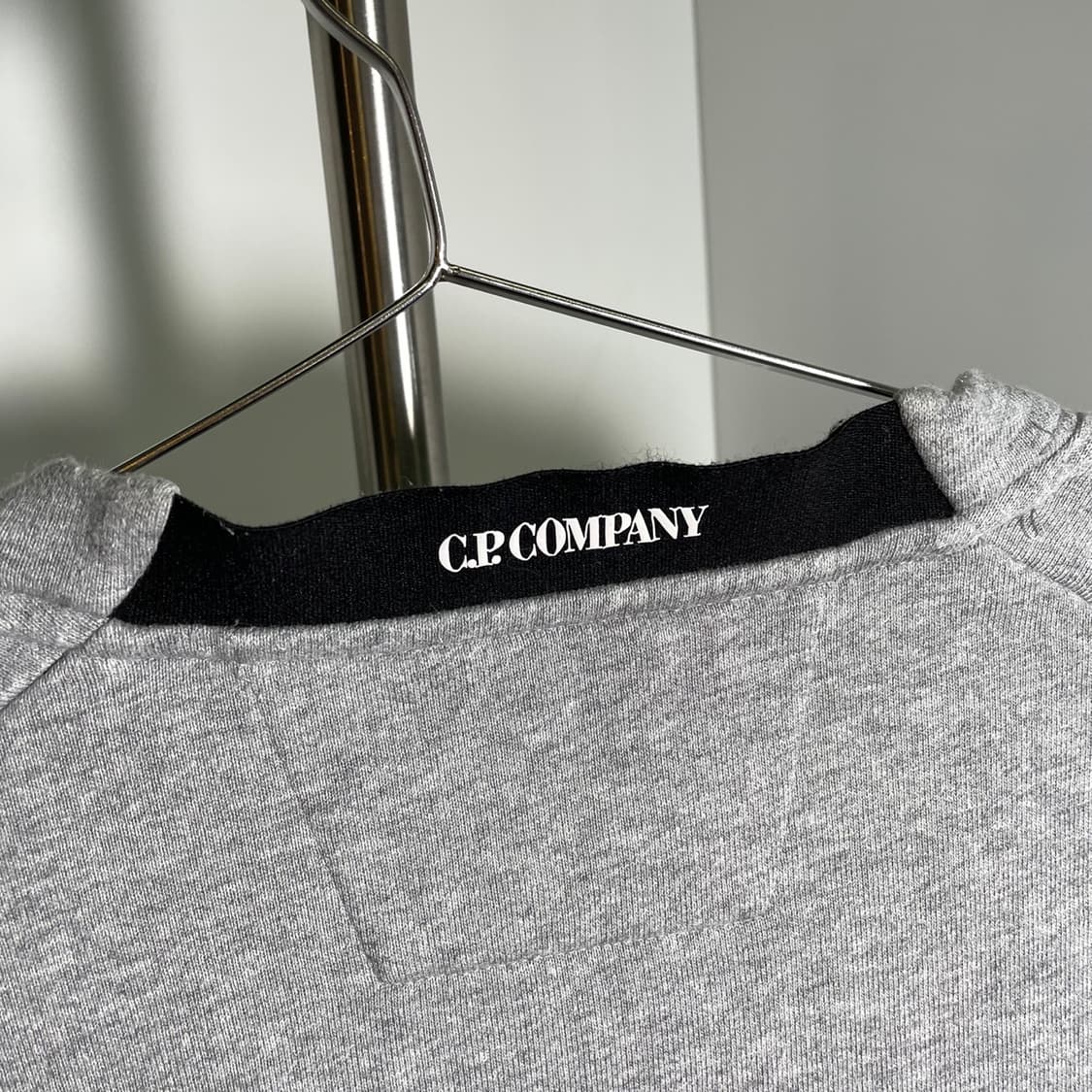 CP컴퍼니 사이드 렌즈 맨투맨 그레이 상품이미지5