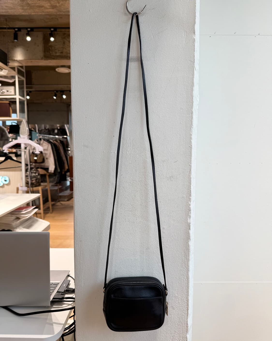 입생로랑 블랙 블로거 미니 크로스백 상품이미지5