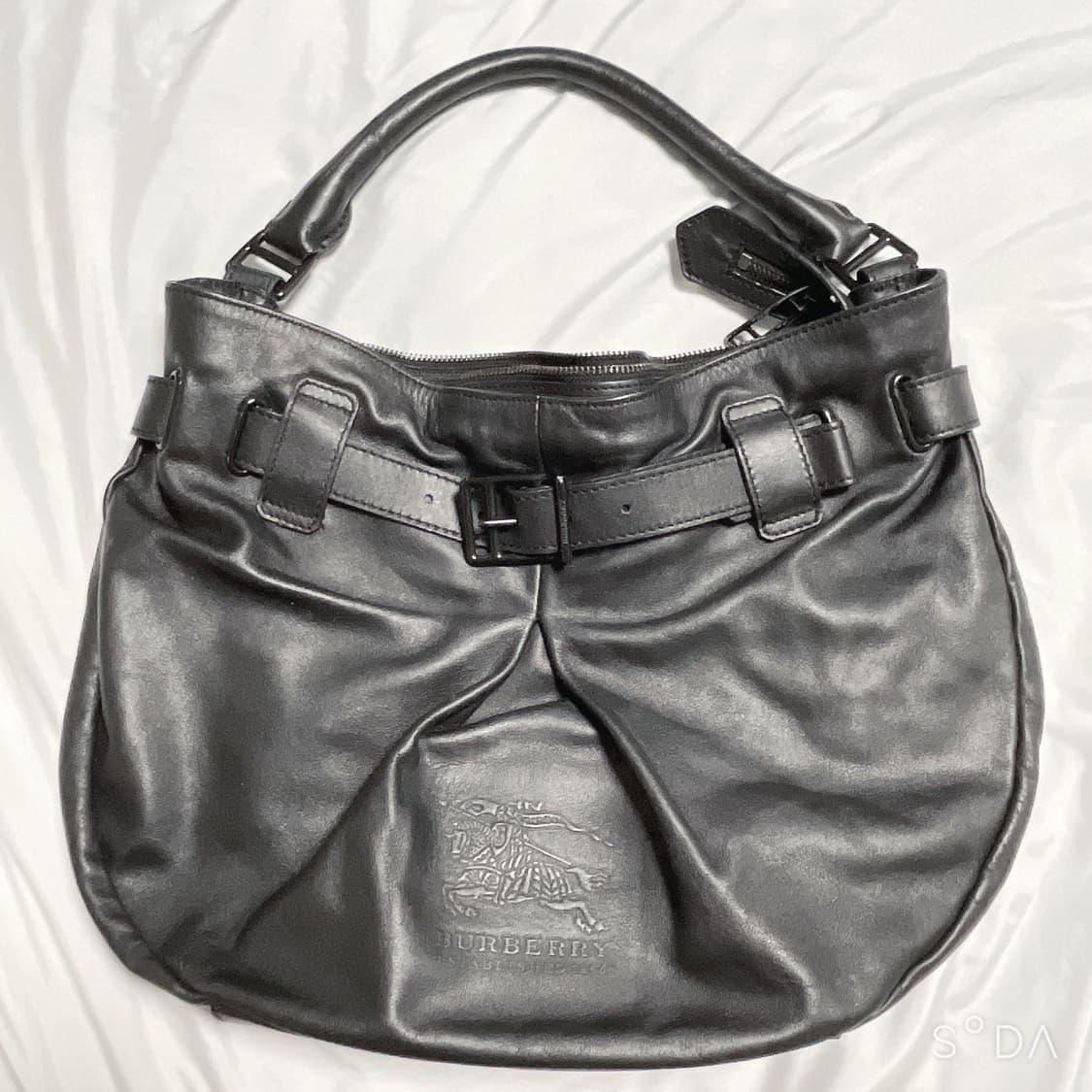 버버리 블랙 레더 호보백 상품이미지1