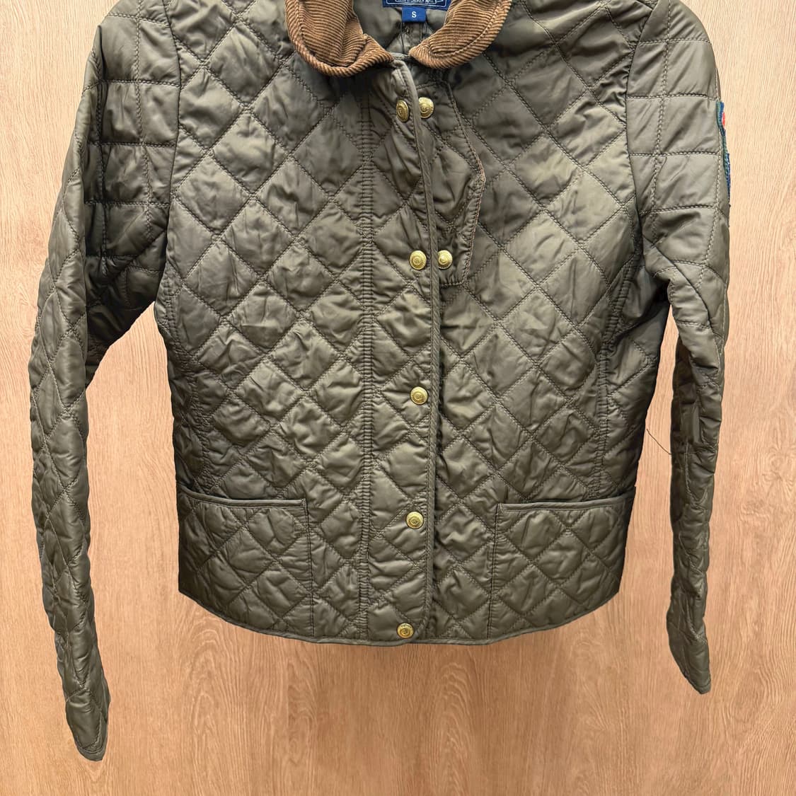 폴로 진스 컴퍼니 퀄팅 자켓 코듀로이 카라 배색 로고 패치 디테일 브라운 상품이미지5