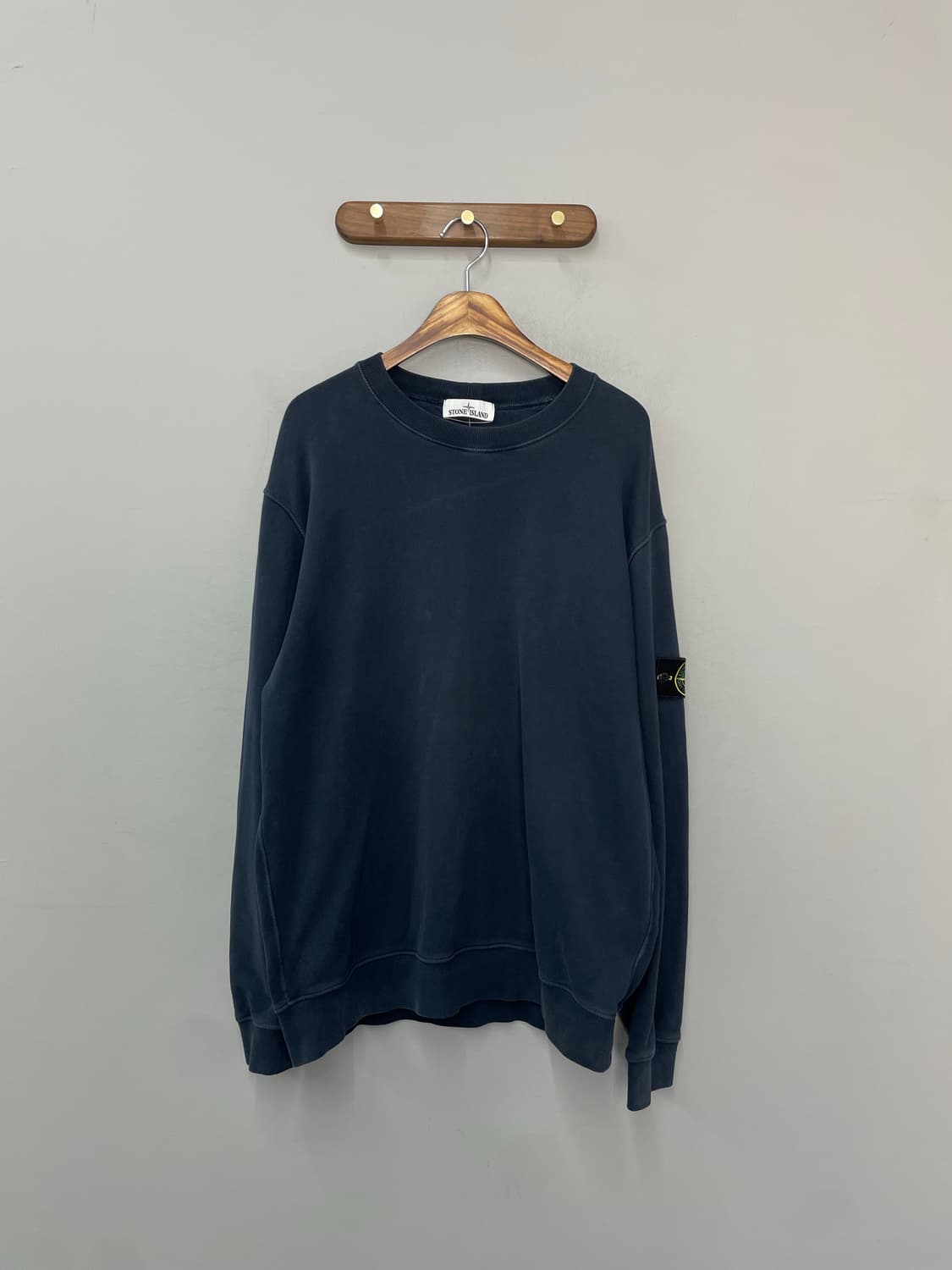 스톤아일랜드 와펜로고 네이비 맨투맨 H2562 상품이미지2