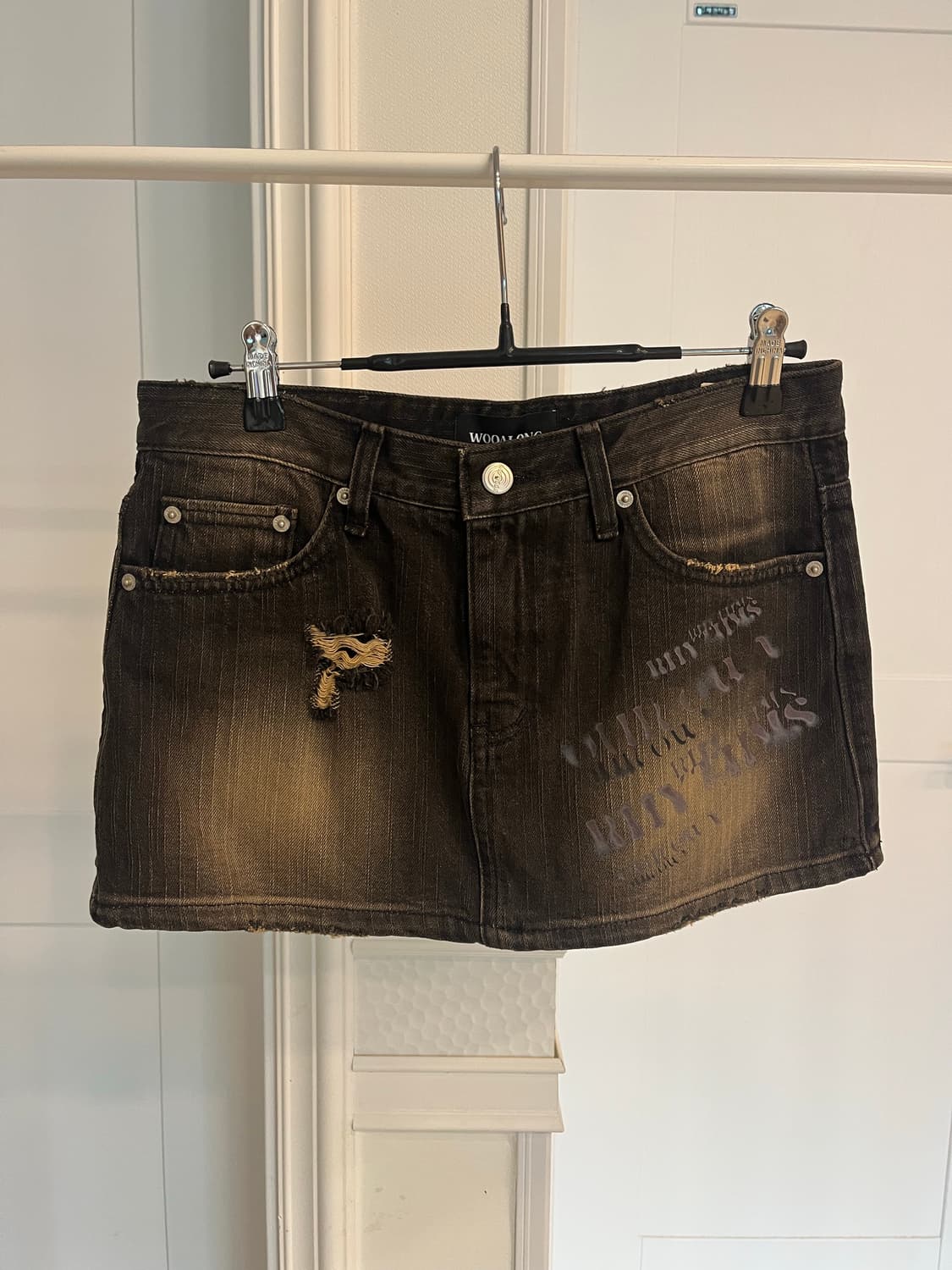 우알롱 블랙 워싱 데님 미니스커트 데미지 디테일 상품이미지1