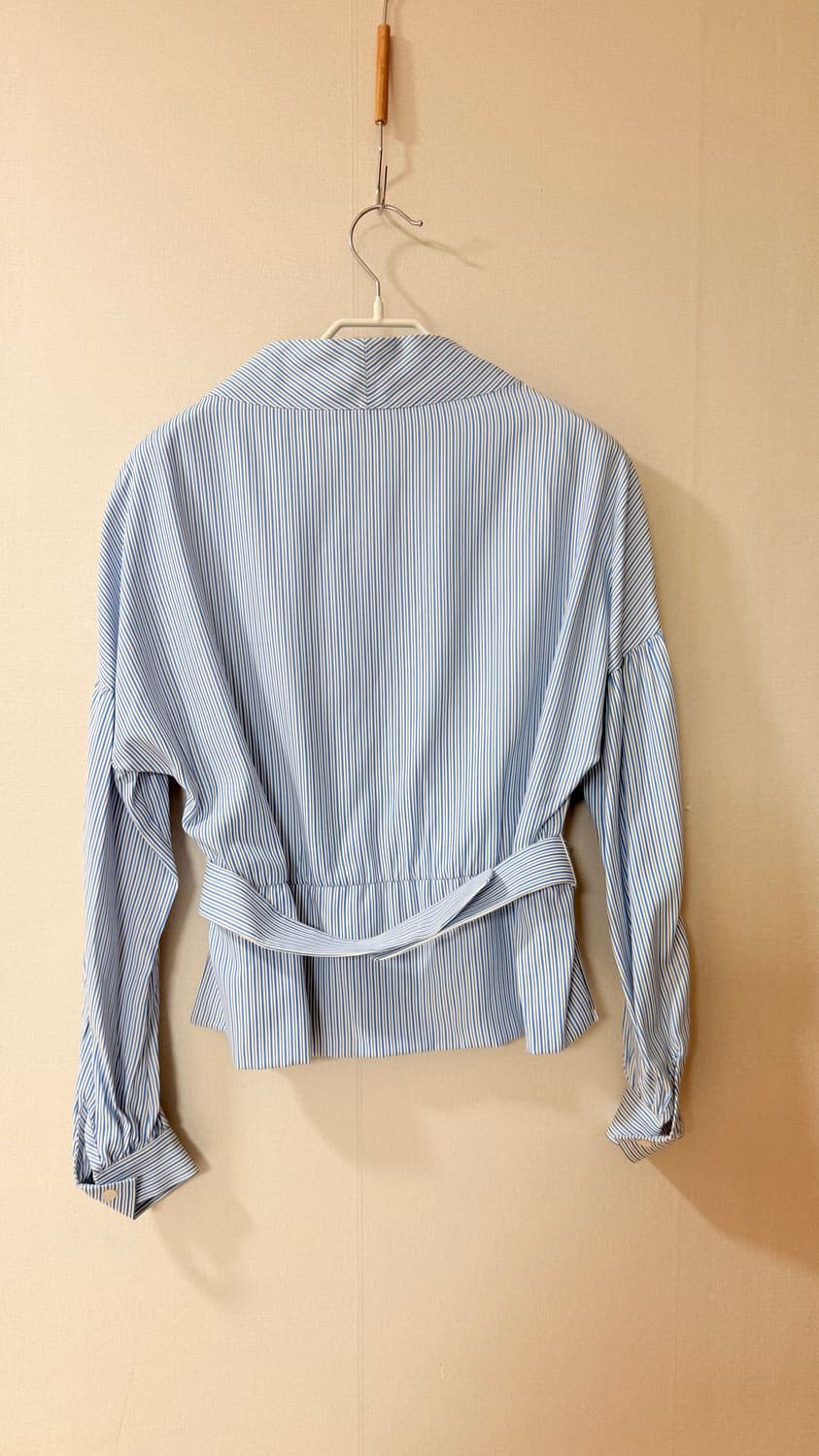 마이아이코 MYEYEKO 스트라이프 벨티드 랩스타일셔츠 정가 18만원대 상품이미지4