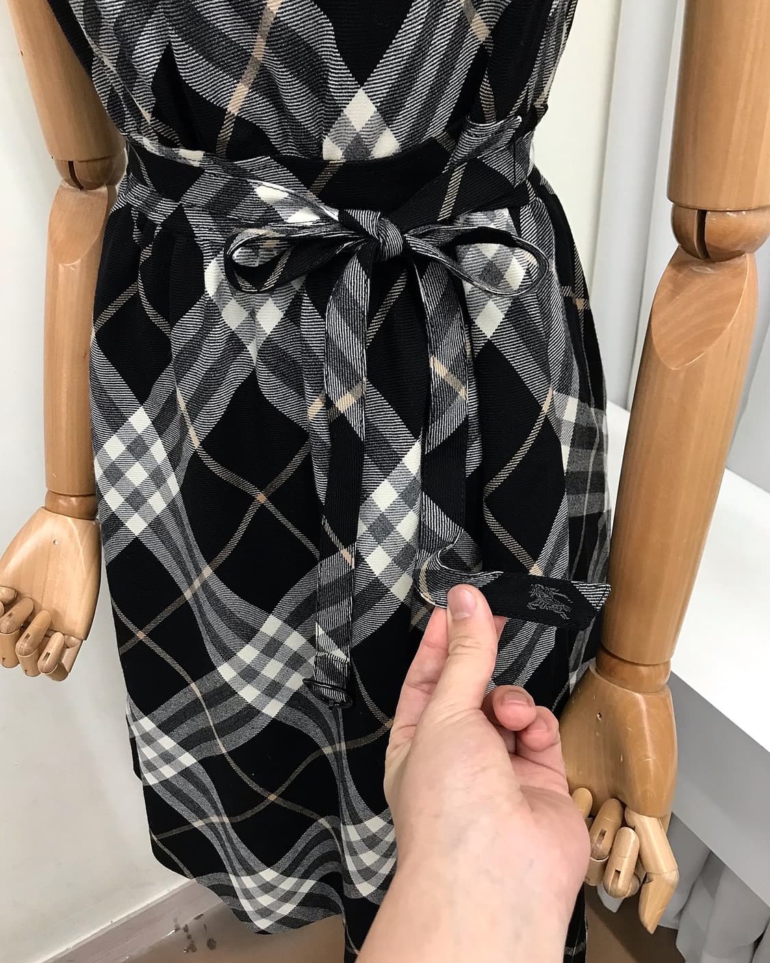 버버리 블랙 체크 벨티드 프릴 원피스 상품이미지7