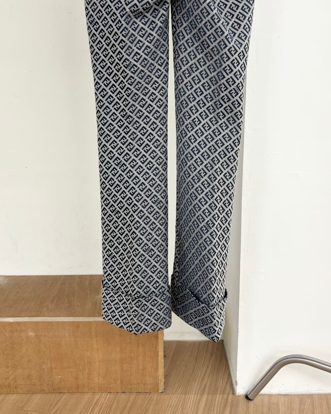 펜디 그레이  F 패턴 플리츠 팬츠 상품이미지6