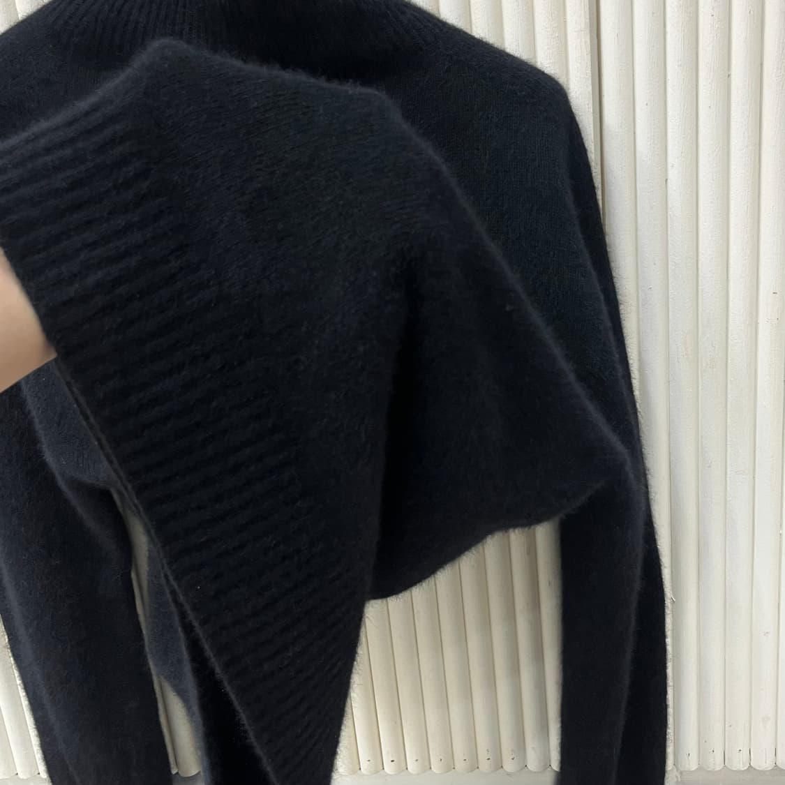[새상품/77] 폭스+양모 홀가먼트 폴라 니트 블랙 상품이미지9