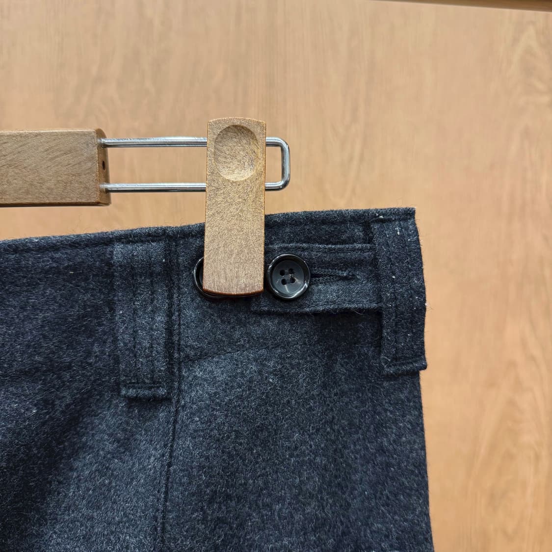 꼼데가르송 옴므 슬랙스 팬츠 백 아웃 포켓 디테일 세미 테이퍼드핏 차콜 상품이미지6