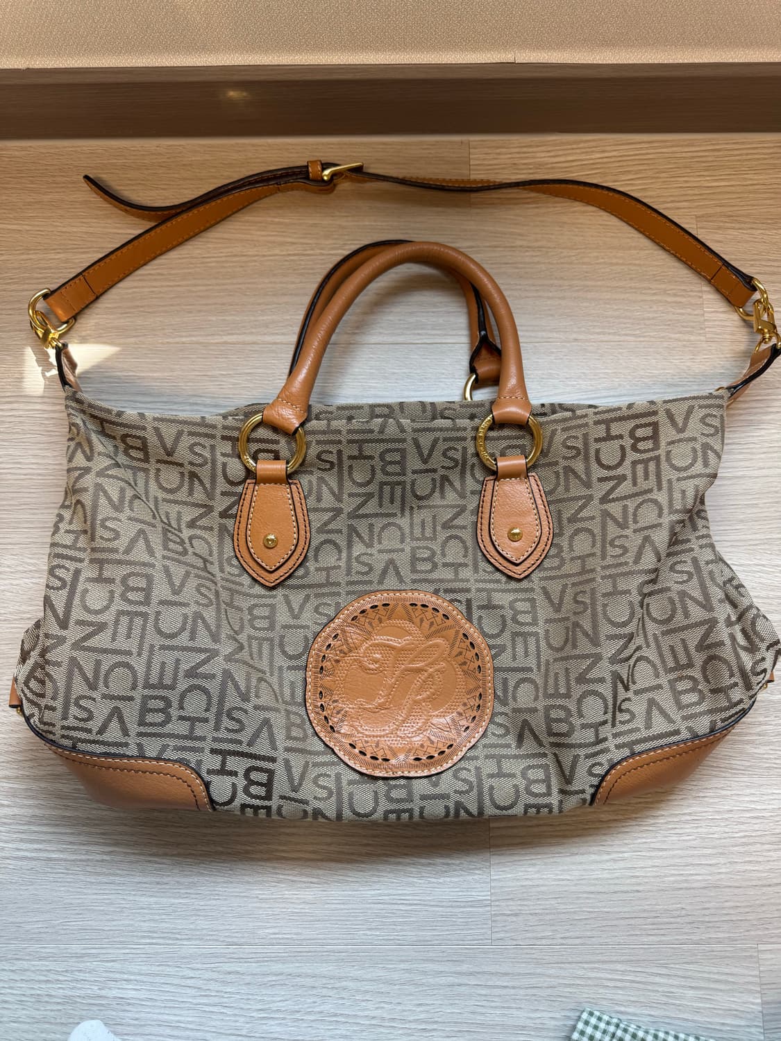 빈치스벤치 로고 패턴 토트&숄더백 판매합니다 상품이미지3