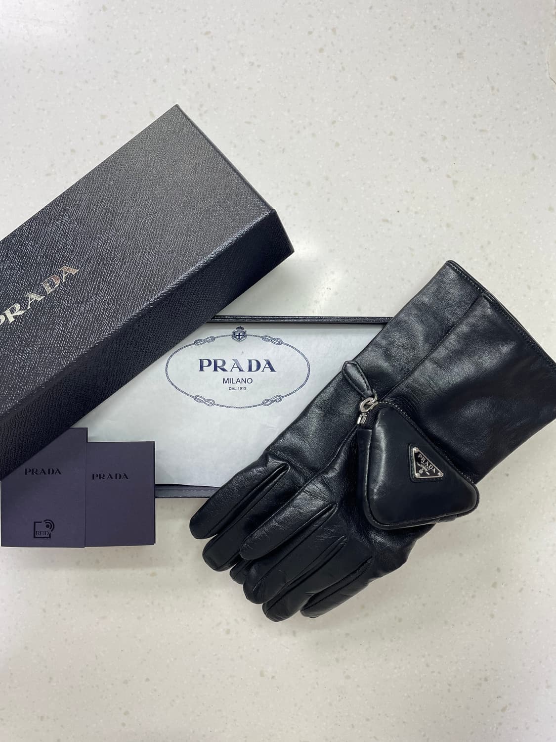 새상품 프라다 가죽 장갑 나파 레더 글러브 파우치 블랙 상품이미지4