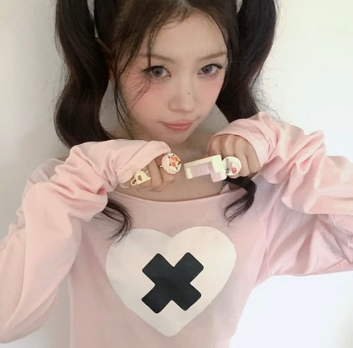 [F.E.E.S] cross heart cut off t-shirt 상품이미지1