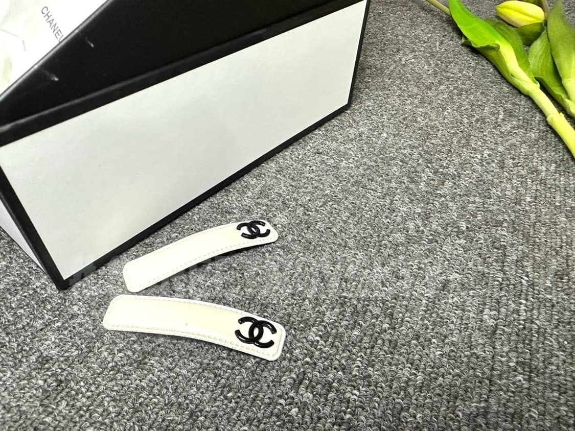 샤넬 블랙 로고 헤어핀 (1피스) 상품이미지4