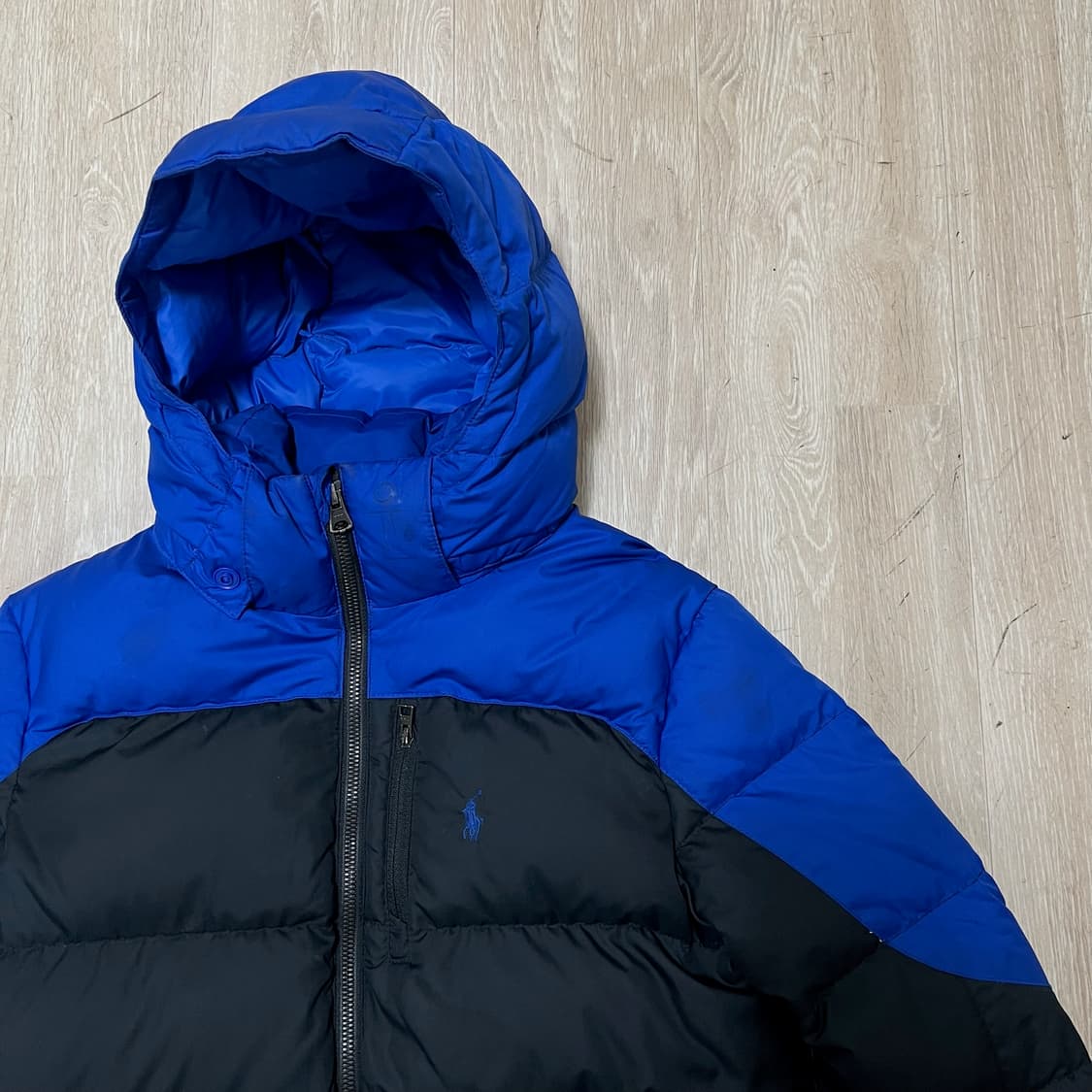 폴로 랄프로렌 키즈 덕다운 퍼포먼스 후드 패딩 점퍼 [블루/블랙] 150 상품이미지4