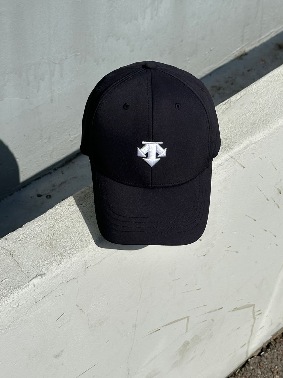 [M-L] 데상트 로고 블랙 볼캡 모자 상품이미지1