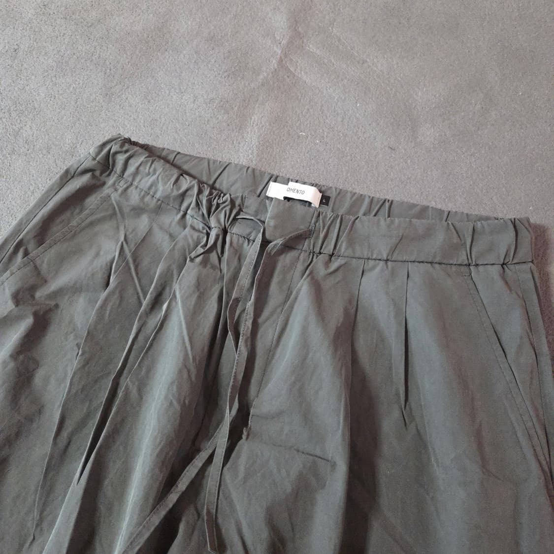 22ss 아모멘토 투턱 와이드 드로우 스트링 팬츠 L 차콜 상품이미지2