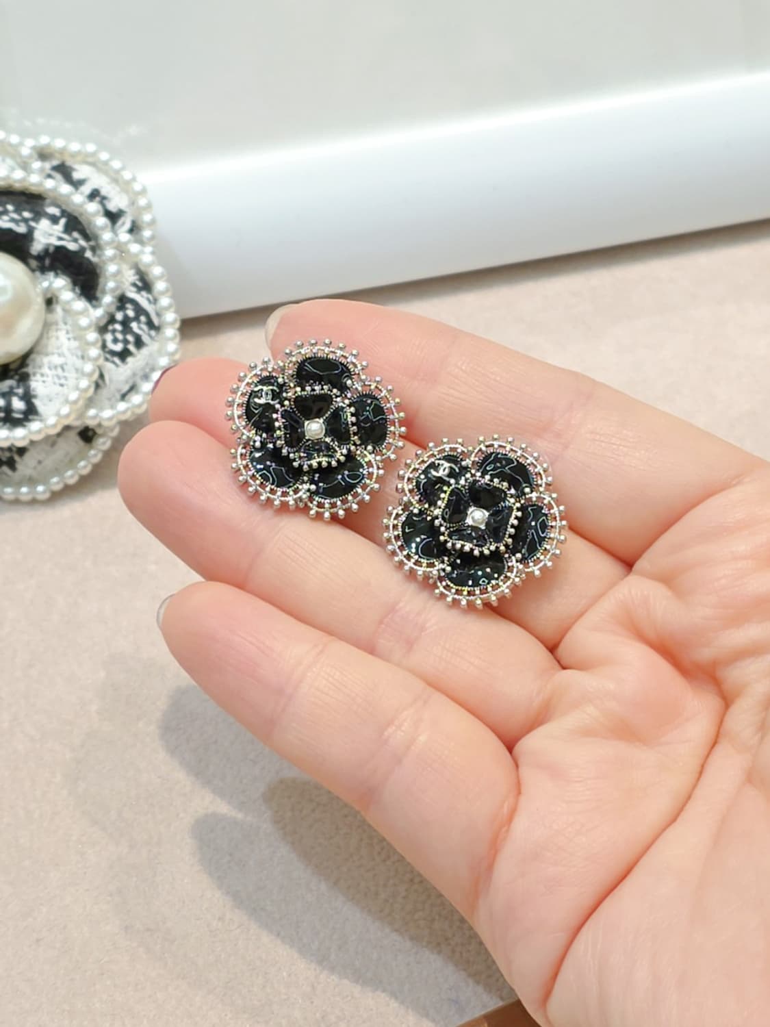 빈티지 샤넬 블랙 꽃 업사이클링 귀걸이 상품이미지6