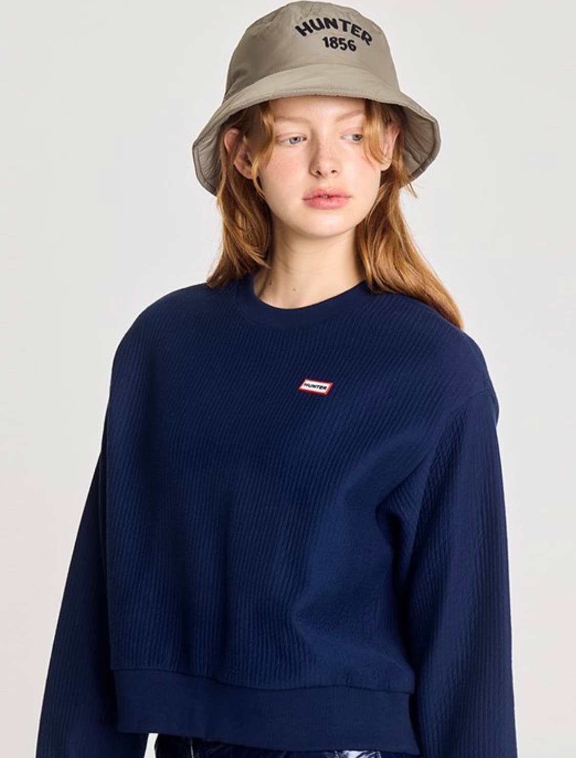 HUNTER 헌터 여성 스트라이프 인터로고 크루 스웨트셔츠 맨투맨 네이비 상품이미지4