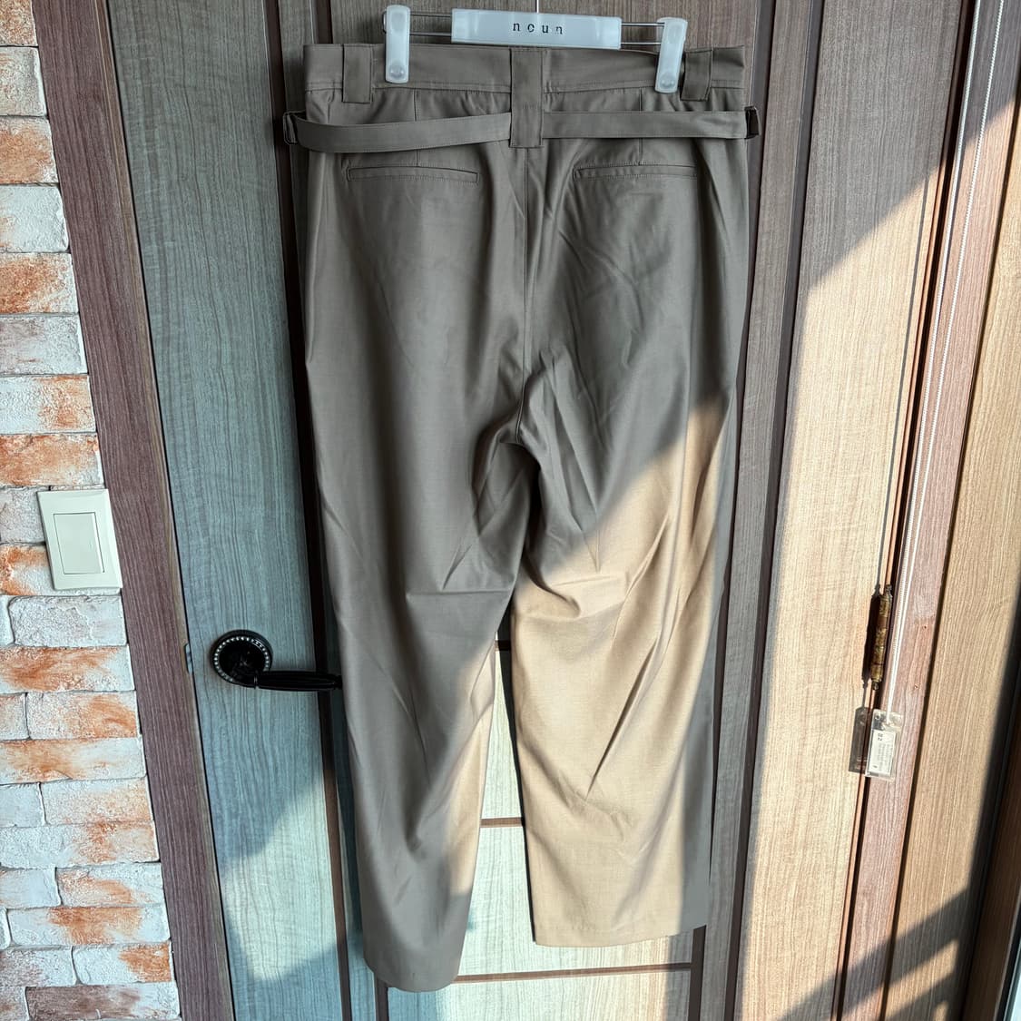 새상품(34)비슬로우 투턱 테이퍼드 팬츠 더스티베이지 상품이미지3