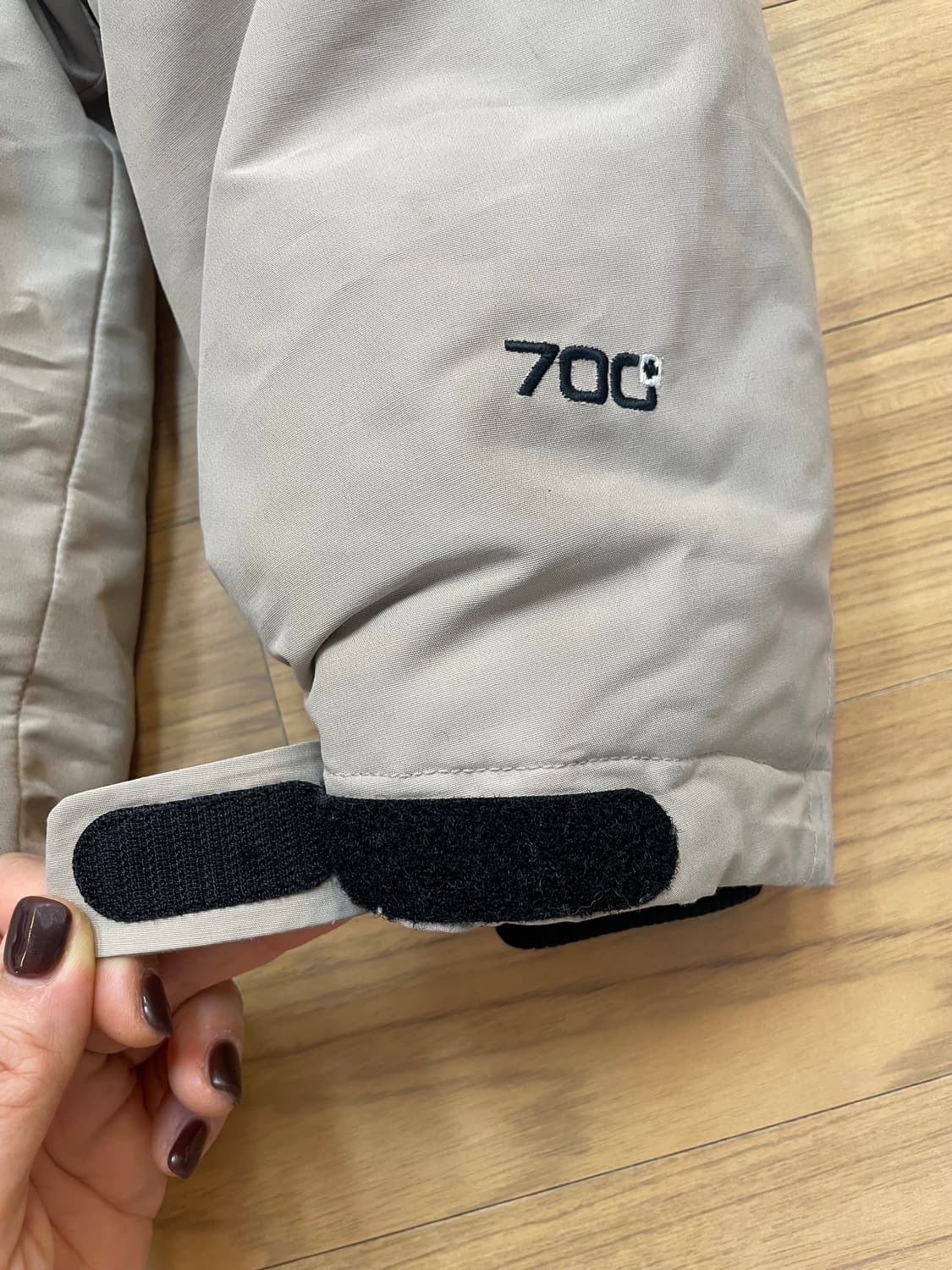 아이더 베이지색 패딩 XL 사이즈입니다. 
후드에 털이 달려있어 따뜻해보 상품이미지3