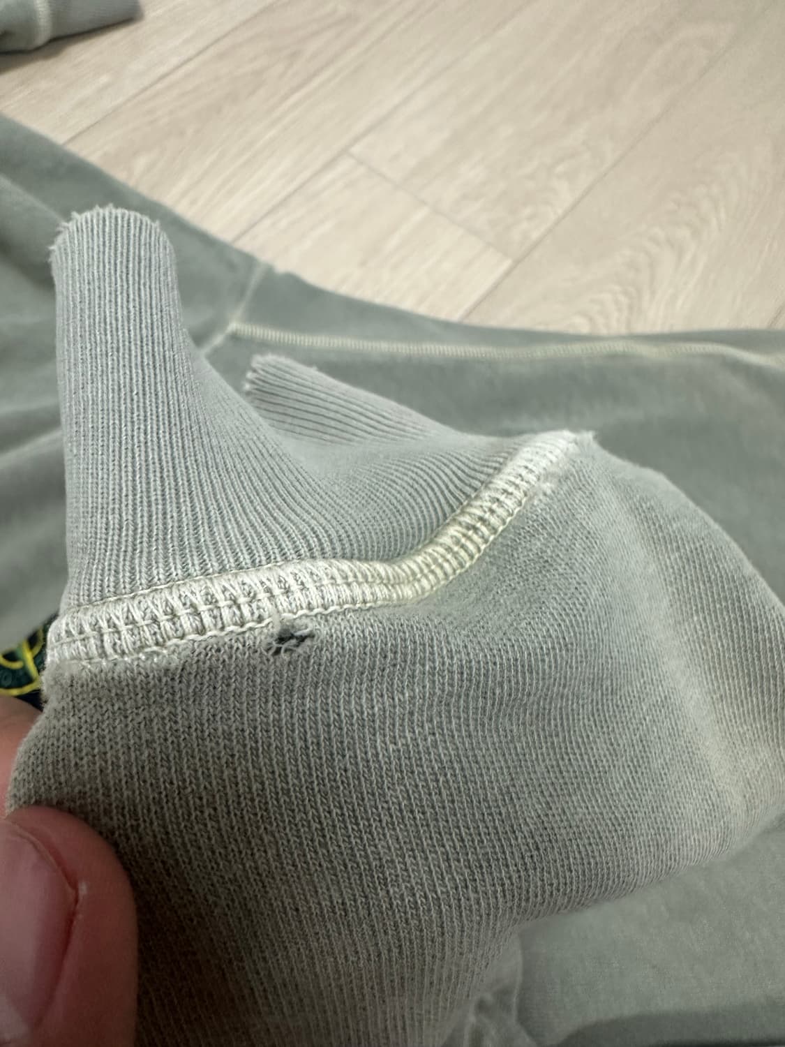 (급처)스톤아일랜드 맨투맨 22ss 올리브색상 상품이미지8