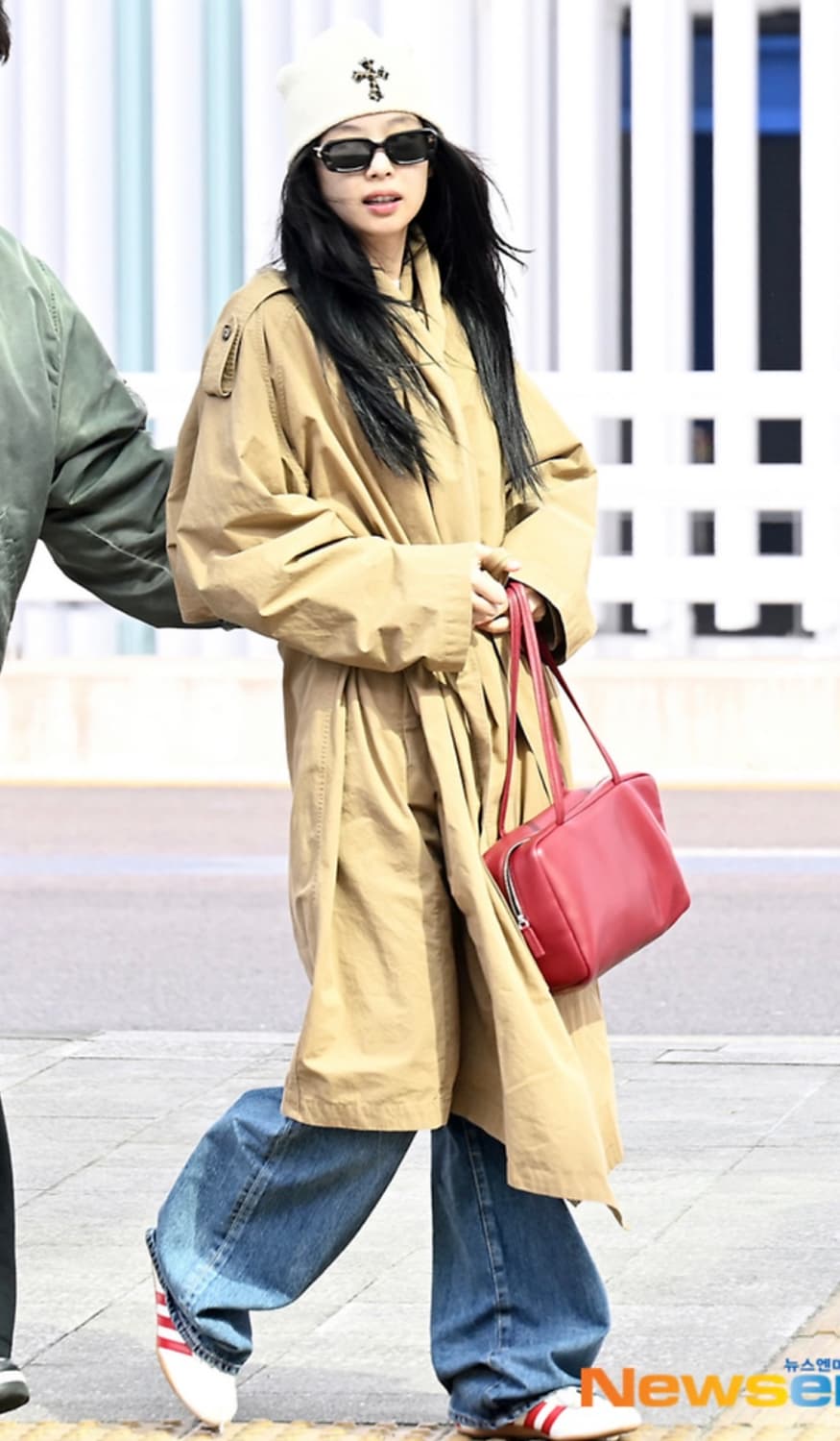 [제니 착용] 아디다스 도쿄 오프 화이트 베러 스칼렛 240 상품이미지7