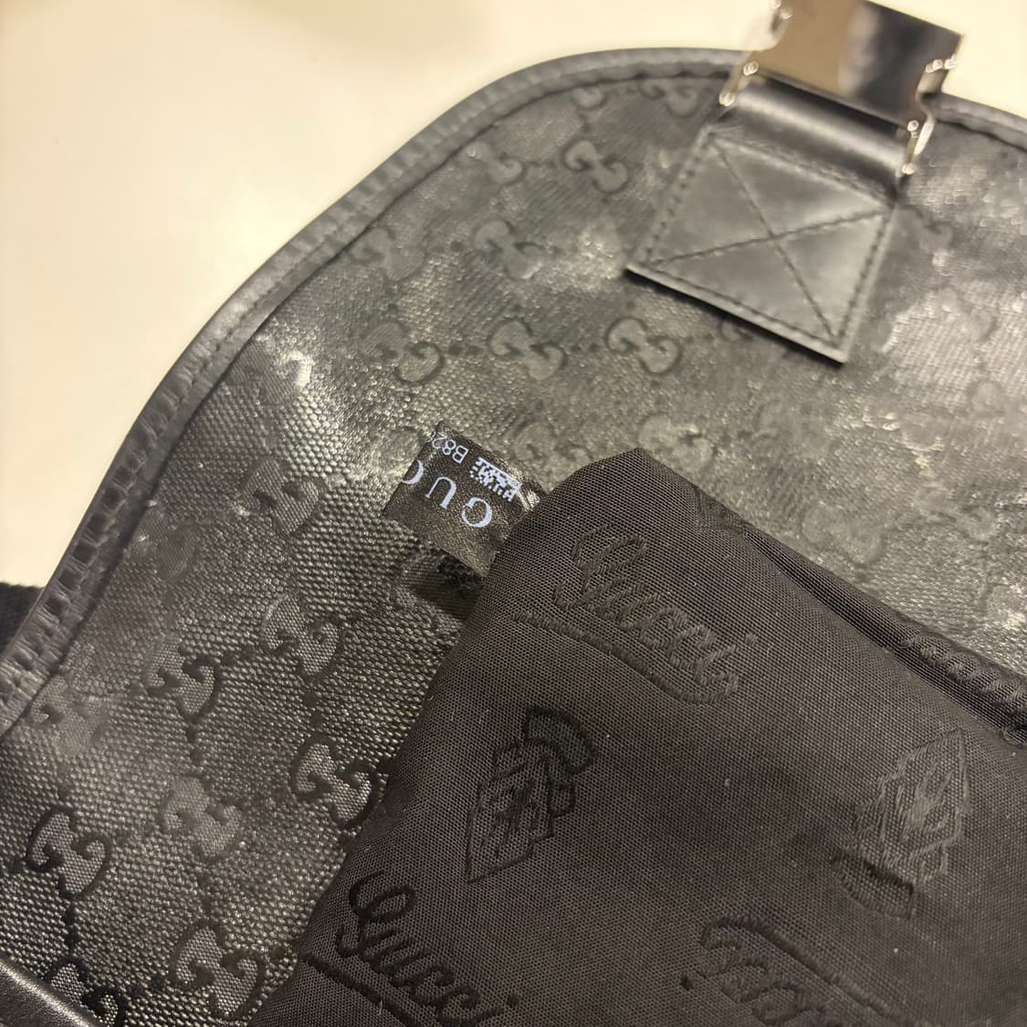 구찌 GG 로고 투버클 블랙 메신저백 상품이미지9