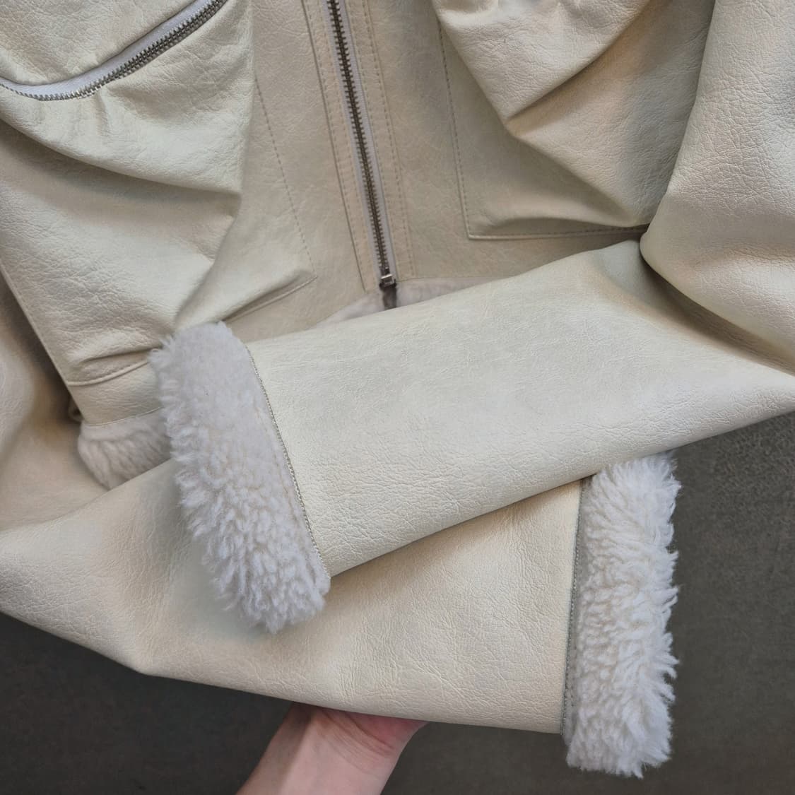 Pale Jade 페일제이드 포켓 셔링 무스탕 자켓 (아이보리) 상품이미지4