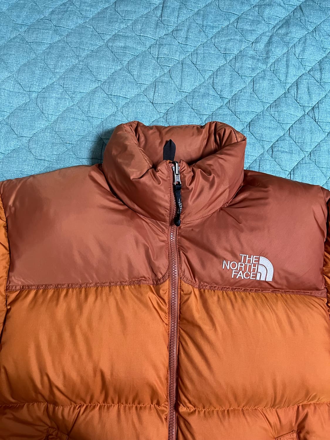 노스페이스 700 중앙로고 오렌지/브라운 패딩 M 상품이미지4