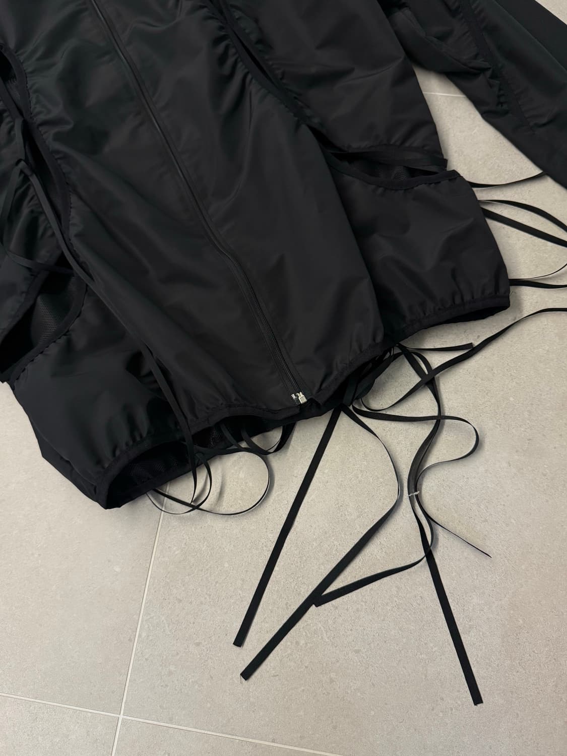 [ONE SIZE] 나체 컷 아웃 윈드 브레이커 자켓 블랙 상품이미지6