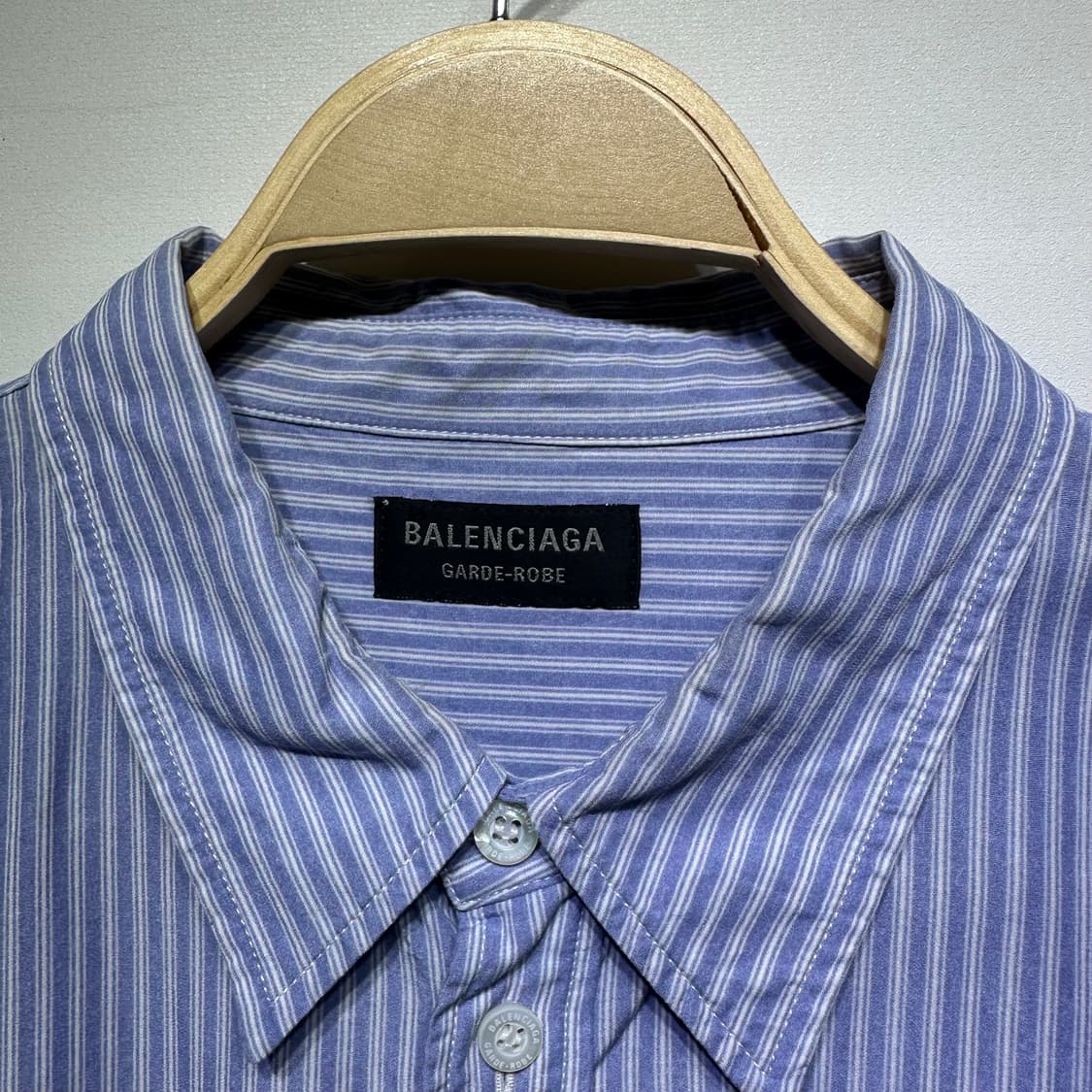 발렌시아가 스트라이프 블루 셔츠 판매합니다 상품이미지5
