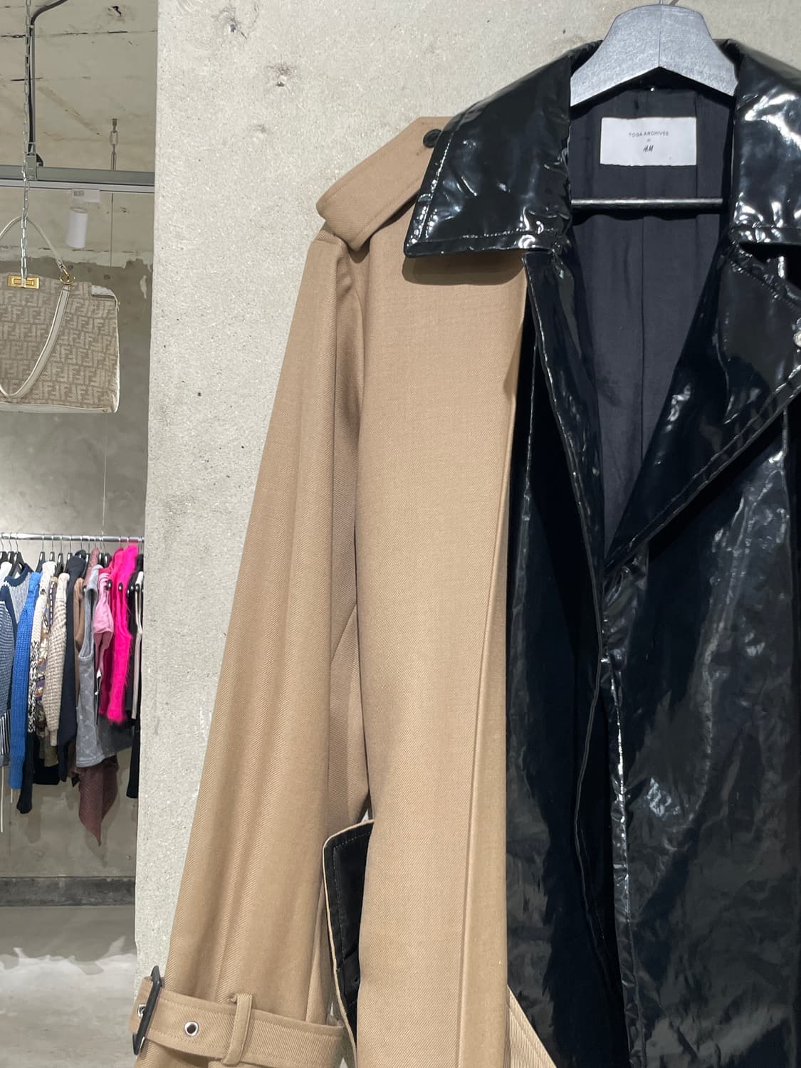 토가 아카이브 x h&m 베이지 도킹 벨티드 트렌치 코트  상품이미지2