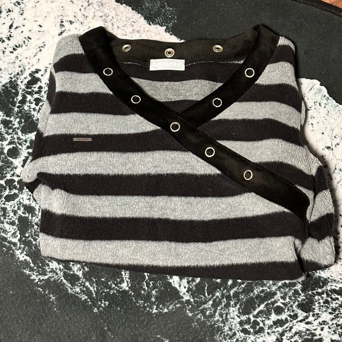 허그유어스킨 스트라이프 브이넥 니트 상품이미지2