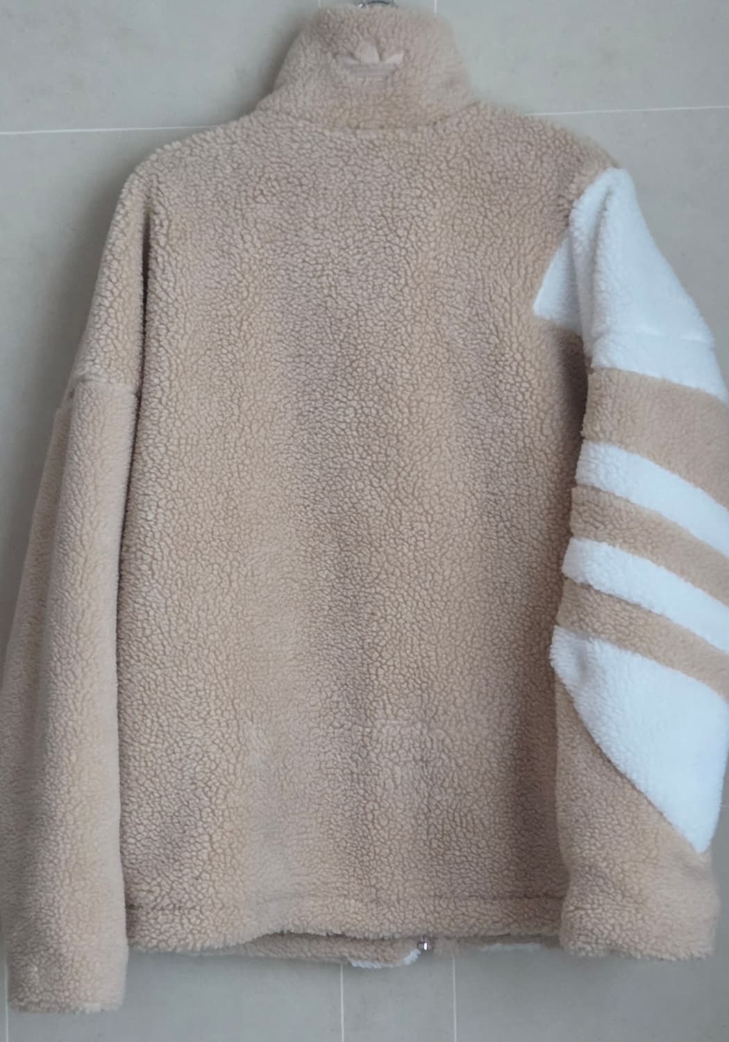 아디다스 후리스 뽀글이 트레포일 퍼 자켓 베이지
오버사이즈 택포 상품이미지2