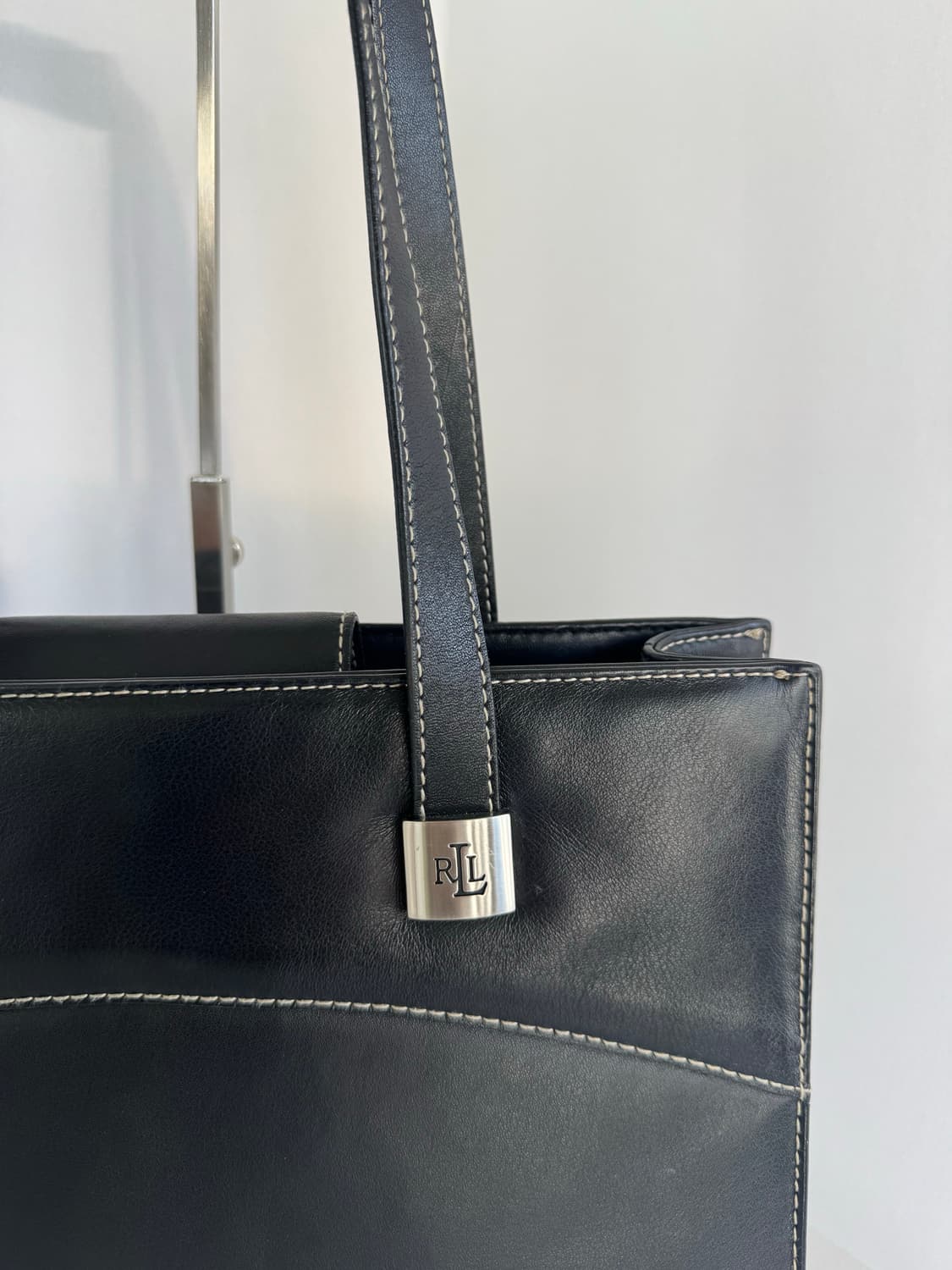 랄프로렌 화이트 스티치 가죽 숄더백 상품이미지3