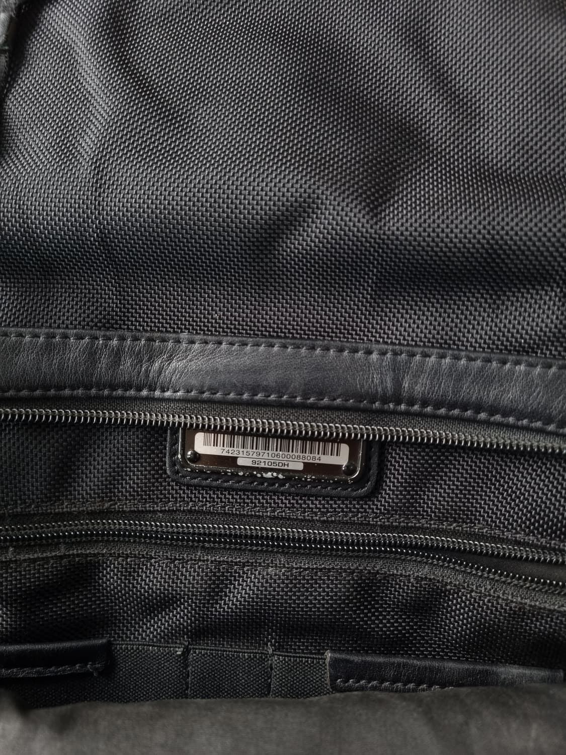 TUMI 블랙 가죽 크로스백 상품이미지3