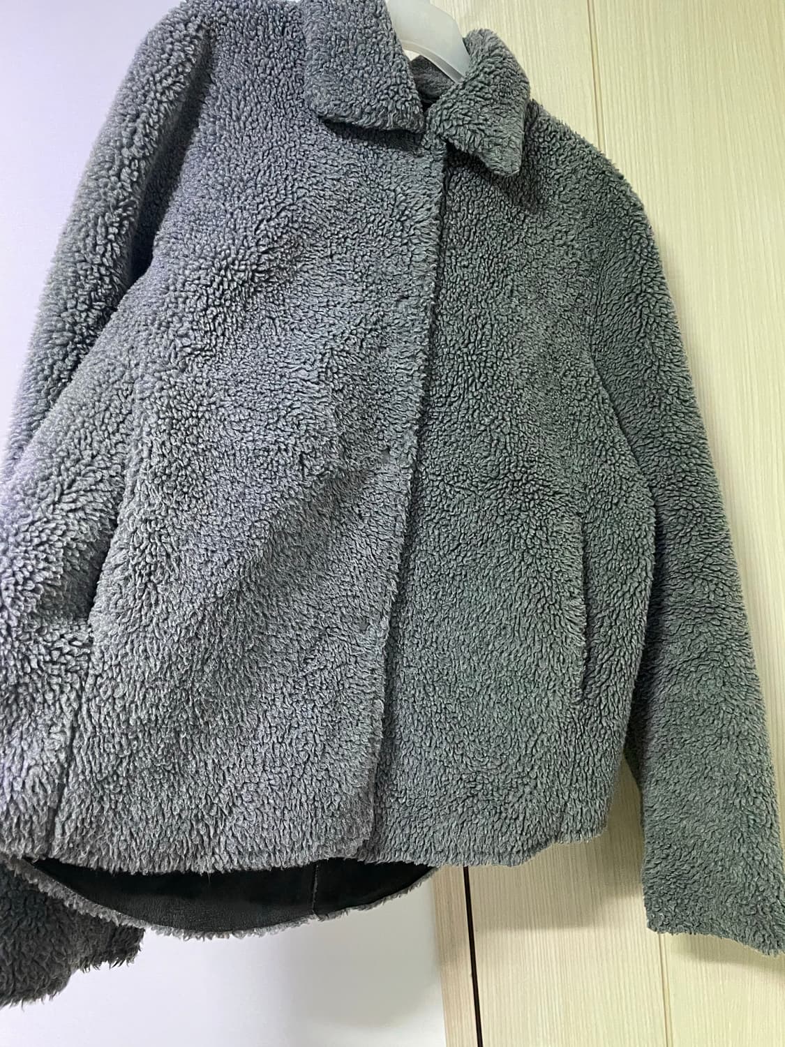 에잇세컨즈 그레이 프론트 포켓 스냅 버튼 뽀글이 점퍼 55 상품이미지5