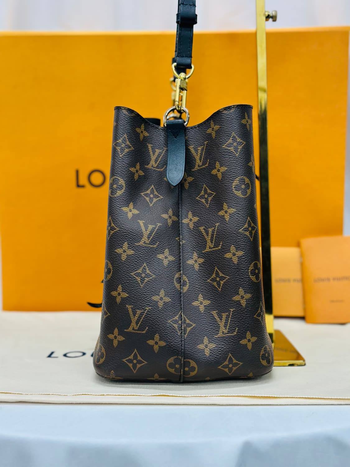 루이비통 네오노에 MM 모노그램 블랙 상품이미지3