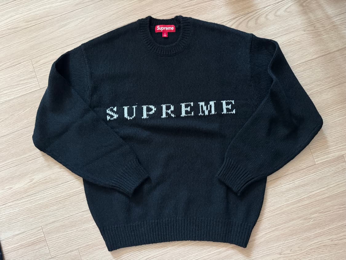 슈프림 콘트라스트 로고 스웨터 블랙 25FW 상품이미지1